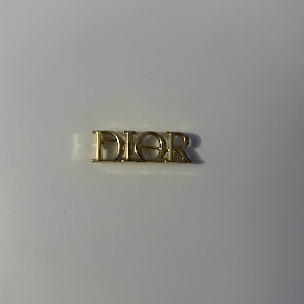 DIOR ICONIC LETTERS BROOCH PIN
GOLD TONE METAL